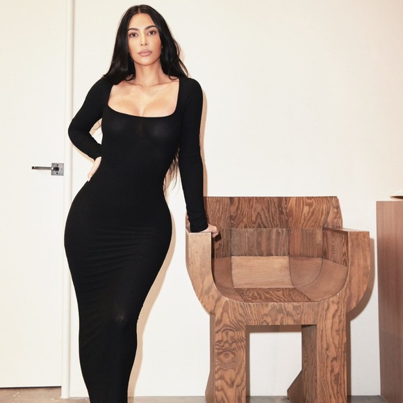 SKIMS SOFT LOUNGE LONG SLEEVE DRESS ‘ONYX’ - Picture 12 of 15